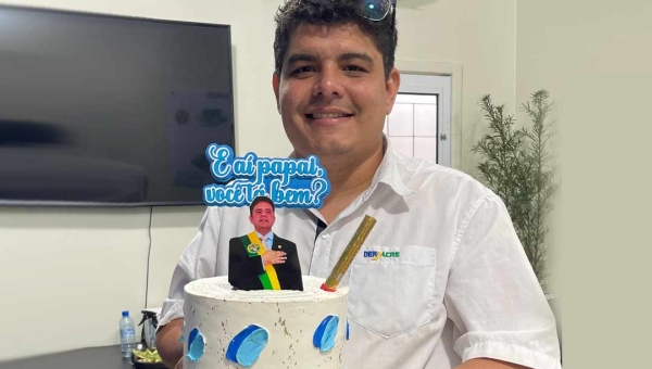 No Acre, servidor público faz aniversário e ganha bolo decorado com a foto de Gladson e a frase “e aí papai, você tá bem?”