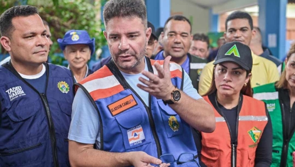 Cheia do rio Acre: em Epitaciolândia e Brasileia, Gladson visita abrigos e assegura assistência