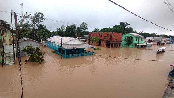 Principal avenida comercial de Jordão amanhece encoberta pelas águas do Tarauacá e Jordão