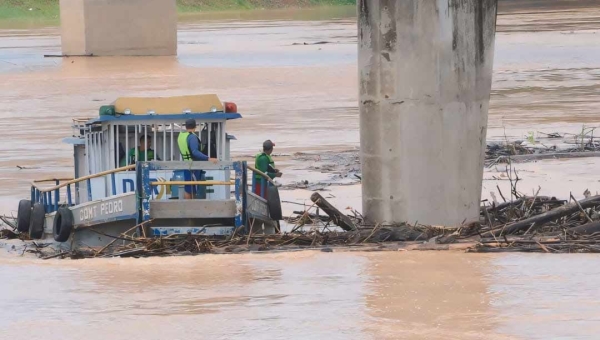 Em Rio Branco, Deracre inicia retirada de balseiros de pontes sobre o Rio Acre após manancial alcançar cota de transbordamento