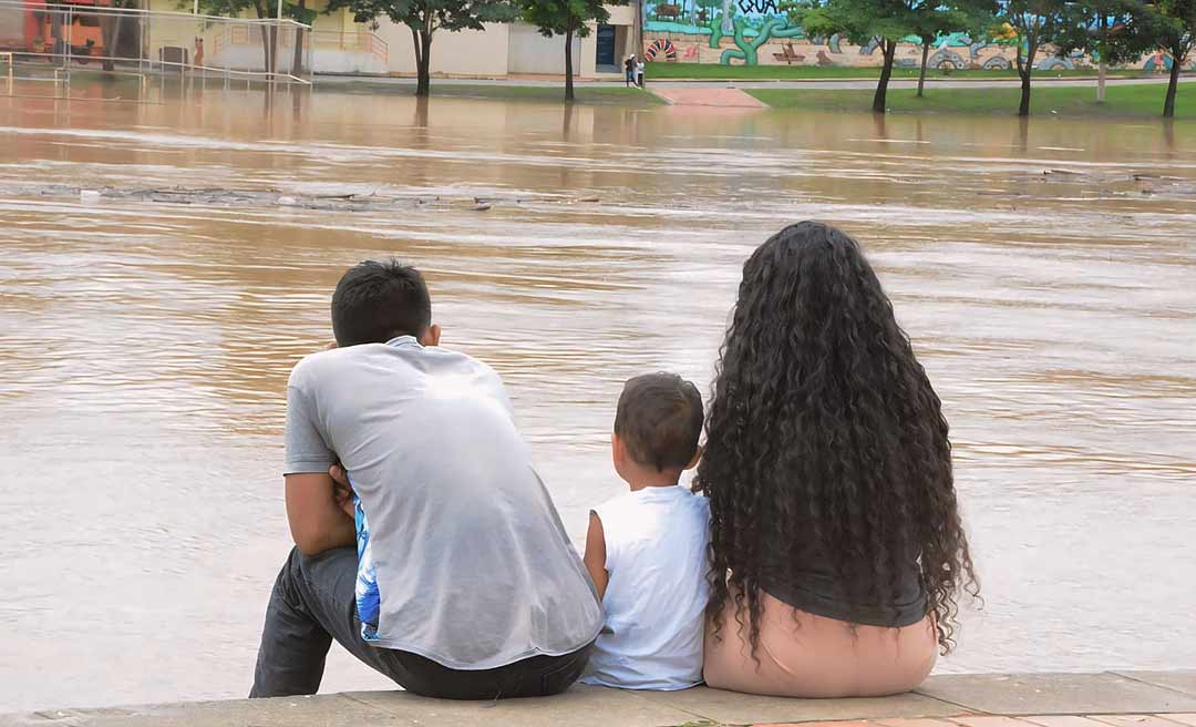 Cheia do Rio Acre: a beleza que encanta e desabriga várias famílias na Capital