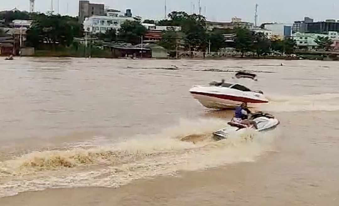 Em meio aos balseiros usuários de lanchas e motos aquáticas se arriscam nas águas do Rio Acre