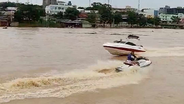Em meio aos balseiros usuários de lanchas e motos aquáticas se arriscam nas águas do Rio Acre