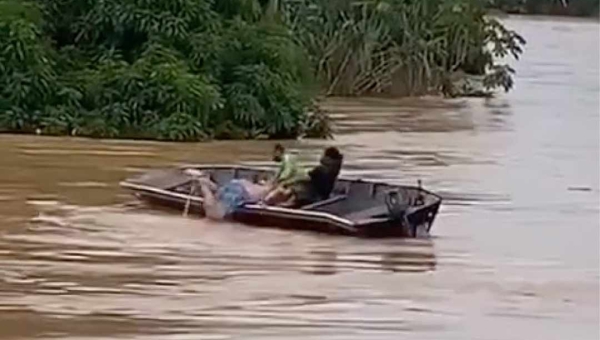 Seis pessoas caem no Rio Acre em Brasileia, são arrastadas pela correnteza, mas acabam salvas por populares