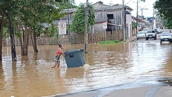 Enchentes de igarapés e do rio Acre em Assis Brasil, Brasileia e Rio Branco desabrigam e desalojam mais de seis mil pessoas 