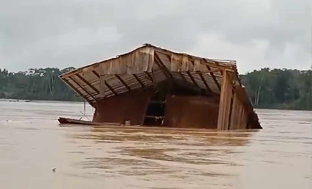 Rio Tarauacá arrasta residência e cena choca pela dimensão da enchente em Jordão