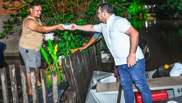 Em noite solidária, dono do Paris Garden entrega mil marmitex a famílias atingidas pela enchente do Rio Acre