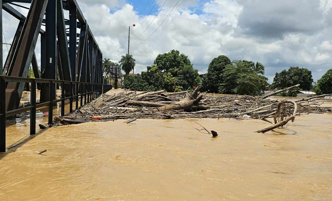 Rio Acre alaga parte da ponte que liga Brasileia e Epitaciolândia e cheia já é a segunda maior da história dos dois municípios