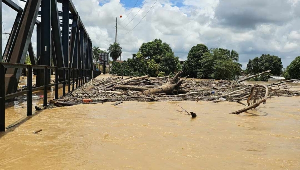 Rio Acre alaga parte da ponte que liga Brasileia e Epitaciolândia e cheia já é a segunda maior da história dos dois municípios