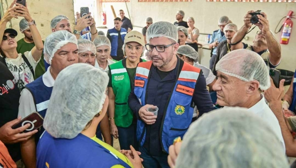 Acompanhado de secretários e de Bocalom, Gladson realiza visita ao abrigo do Parque de Exposições Wildy Viana