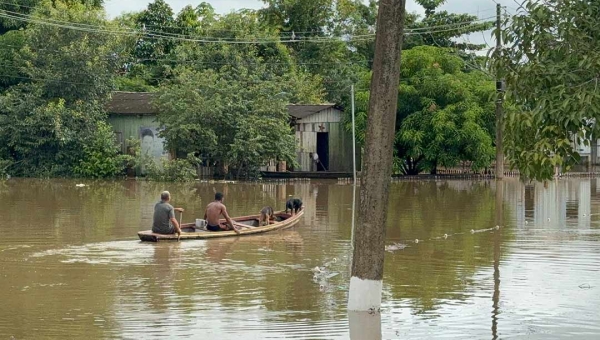 Acre tem mais de 14 mil pessoas fora de casa por causa das enchentes e 62 abrigos atendendo famílias