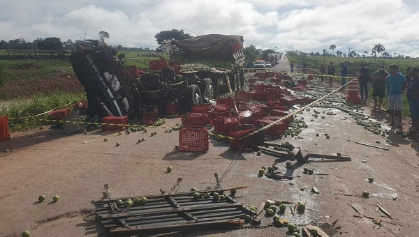 Acidente envolvendo duas carretas perto de Extrema deixa uma pessoa morta, confirma PRF/RO