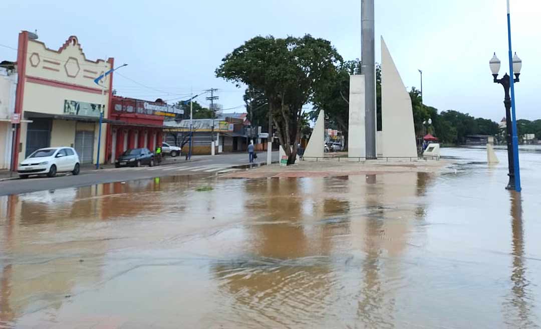 Rio Acre chega a 17, 22 metros e alaga parte do Calçadão da Gameleira