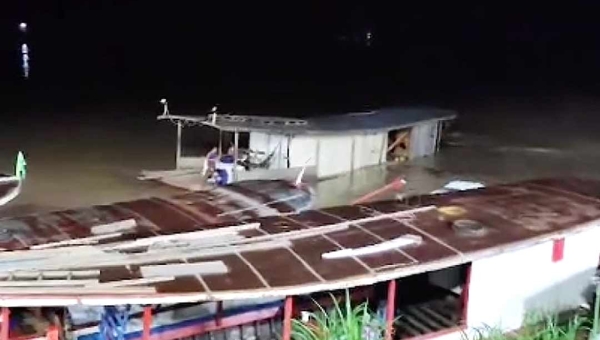 Batelão naufraga no Rio Envira, com destino a Feijó; veja o vídeo