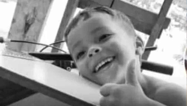 Criança de apenas 4 anos morre atropelada em Rodrigues Alves por ônibus escolar