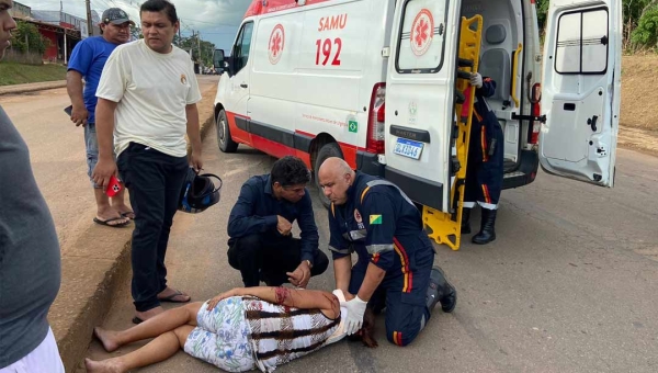 Colisão entre carro e moto deixa mulher em estado grave na estrada de Porto Acre