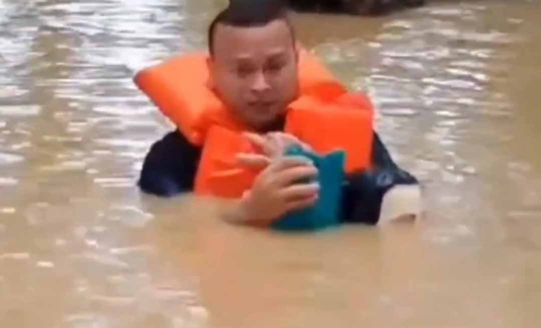 Padre reza em praça de Xapuri abraçado a estátua de São Sebastião; veja o vídeo