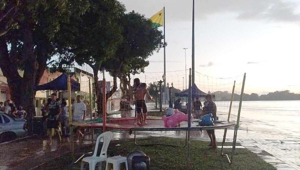 Com direito a pula-pula e som alto, Gameleira alagada virou principal atração de Rio Branco neste domingo