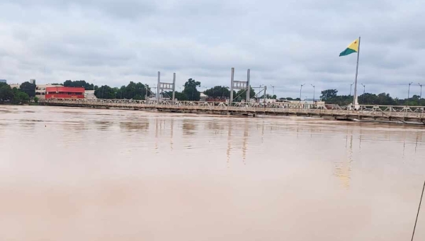 Rio Acre chega a 17,81 metros em Rio Branco e mais famílias são atingidas pela enchente