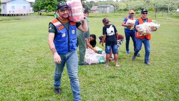 Governador Gladson Cameli conduz missão humanitária à Aldeia Indígena Jatobá, atingida pela cheia do Rio Iaco