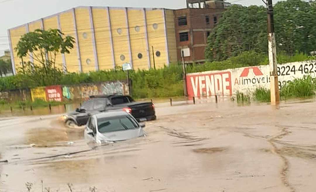 Trecho da Estrada do Calafate no acesso a Havan alaga e carro fica debaixo d'água