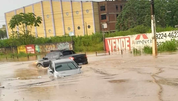 Trecho da Estrada do Calafate no acesso a Havan alaga e carro fica debaixo d'água