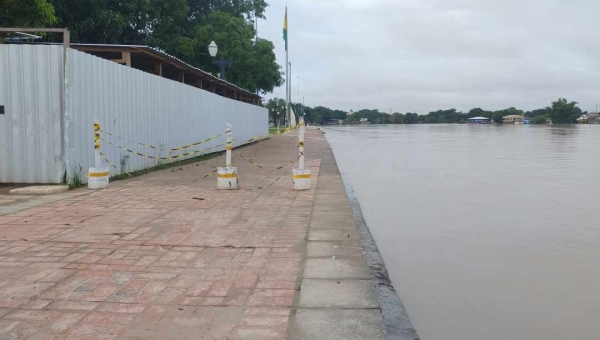 Nível do rio Acre continua baixando e ruas no Segundo Distrito de Rio Branco são liberadas para tráfego