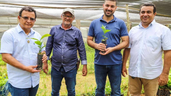 Presidente da assembleia legislativa Luiz Gonzaga e primeiro secretário Nicolau Junior incentivam a produção de café na região do Juruá