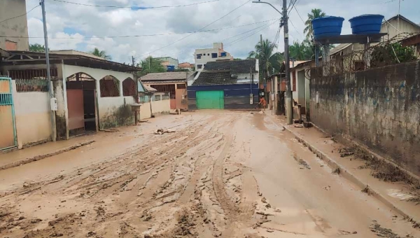 Operação de limpeza chega ao bairro da Base, um dos primeiros atingidos pela cheia do Rio Acre na Capital