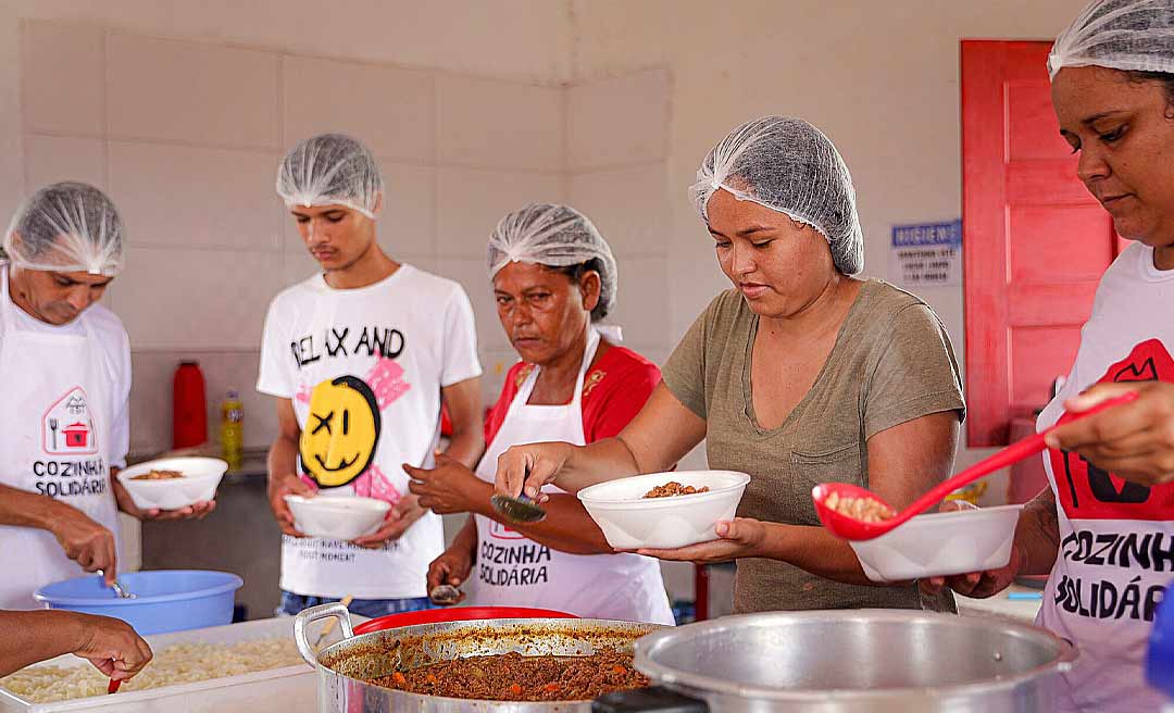Cozinha Solidária Marielle Franco entrega 500 marmitas para atingidos pela cheia com apoio da PM 