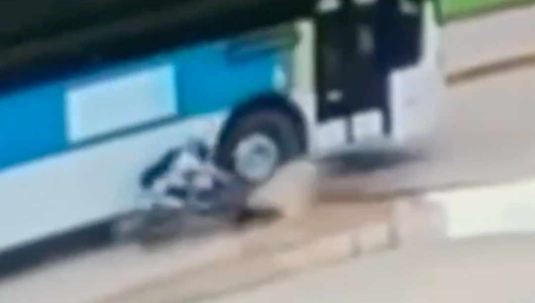 Motociclista quase morre esmagado por coletivo na Vila Acre após desviar de buraco; veja o vídeo