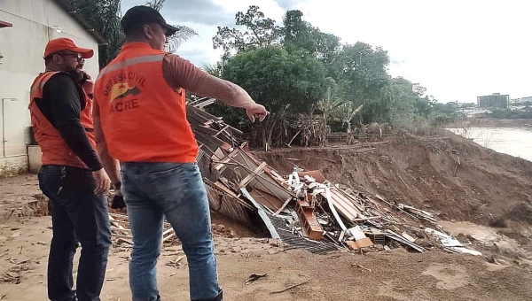 Chuvas intensas podem agravar situação dos desbarrancamentos em área de risco de Rio Branco, afirma Falcão