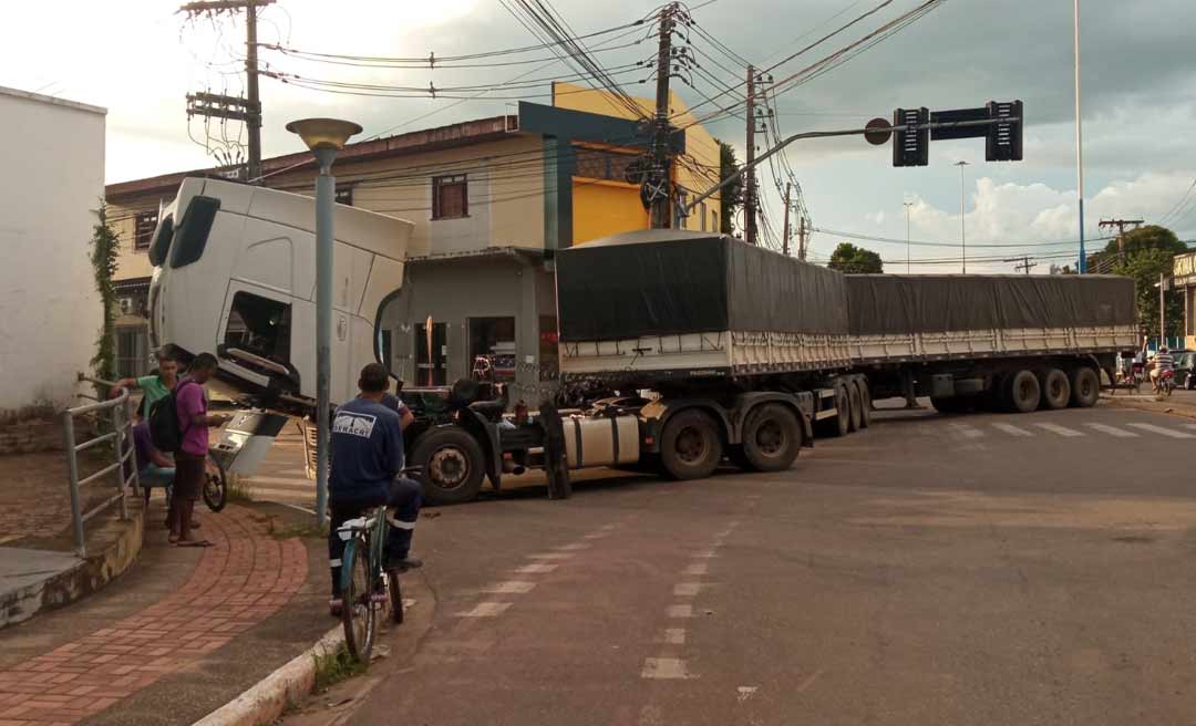 Carreta fica atravessada na Isaura Parente, em Rio Branco, após problema mecânico