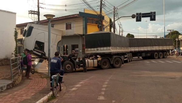 Carreta fica atravessada na Isaura Parente, em Rio Branco, após problema mecânico