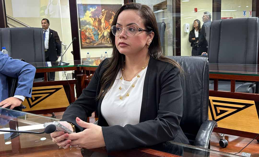 Dra. Michelle Melo apresenta requerimento solicitando informações de convênios entre o governo e a prefeitura de Plácido de Castro