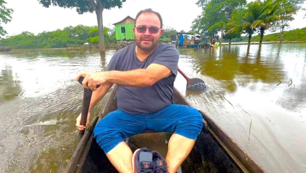 Em um domingo chuvoso, Frank Barros visita comunidade do Inauini, em Boca do Acre, e prestigia almoço e evento esportivo