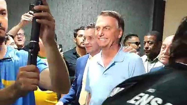 Bolsonaro chega à sede da Fieac para receber título de cidadão rio-branquense da Câmara de Vereadores