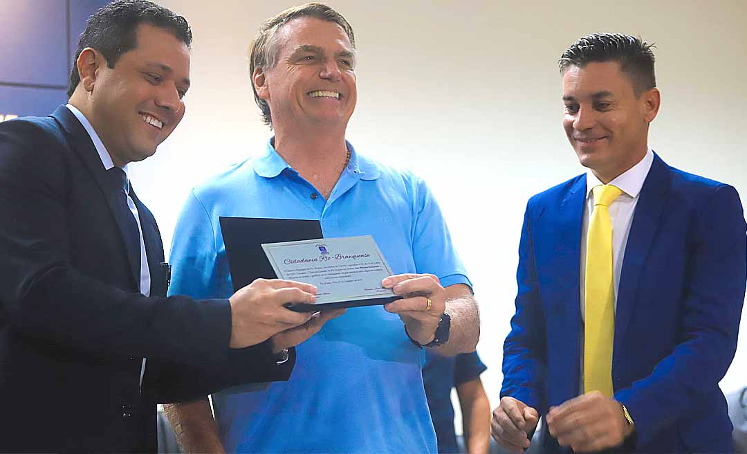 Ovacionado por apoiadores, Bolsonaro recebe título de cidadão rio-branquense