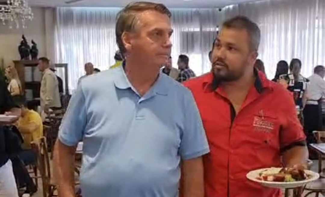 Bolsonaro almoça no restaurante Pão de Queijo