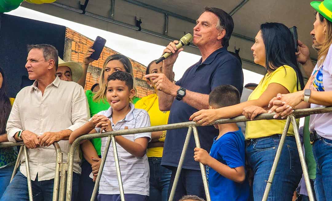 Bolsonaro fecha agenda pública no Acre ao lado de Rosana Gomes, no Quinari