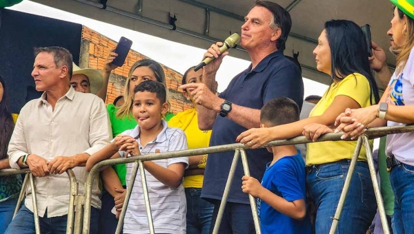 Bolsonaro fecha agenda pública no Acre ao lado de Rosana Gomes, no Quinari