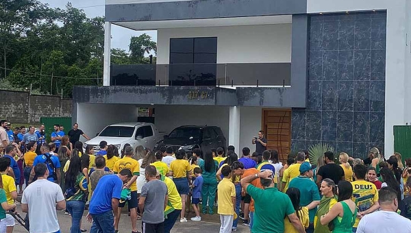 Moradores do Ecoville tietam Bolsonaro