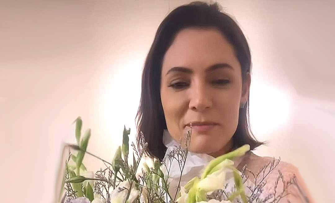 Aniversariante, Michelle Bolsonaro recebe flores de presente do governador Gladson e celebra data em restaurante em Rio Branco