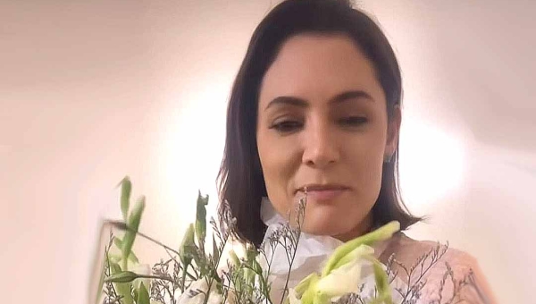 Aniversariante, Michelle Bolsonaro recebe flores de presente do governador Gladson e celebra data em restaurante em Rio Branco