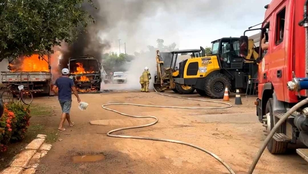 Caminhão e tratores pegam fogo e explodem em pátio da secretaria municipal; veja as imagens