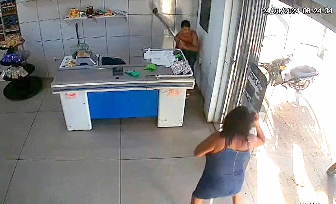 Homem invade comércio, ameaça pessoas com faca e é espancado por populares na Capital; veja o vídeo