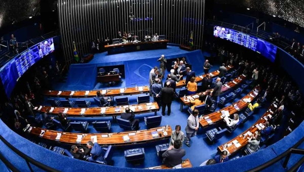 De pai para filho: homens e herdeiros políticos são maioria no Senado