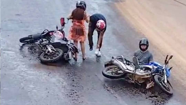 Vários acidentes são registrados após caminhão da Bolívia derramar combustível nas ruas de Epitaciolândia; veja o vídeo