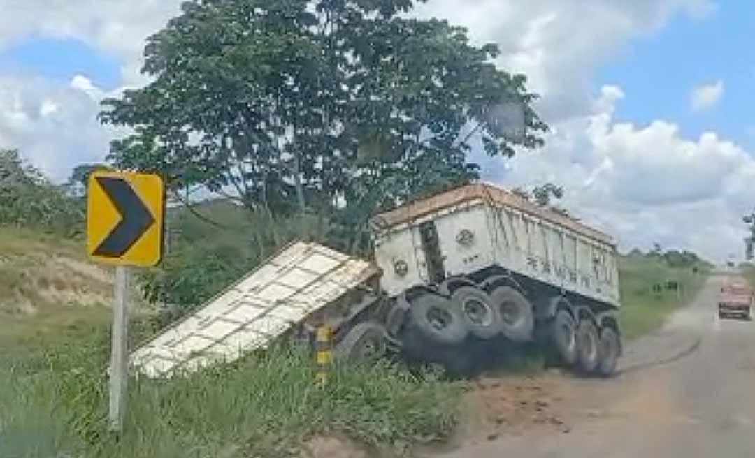 Caminhão tomba na BR-364 em trecho próximo ao município de Feijó; veja o vídeo