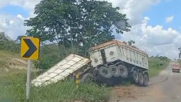Caminhão tomba na BR-364 em trecho próximo ao município de Feijó; veja o vídeo